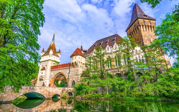 Naprzeciwko hotelu znajduje się park z zamkiem Vajdahunyad