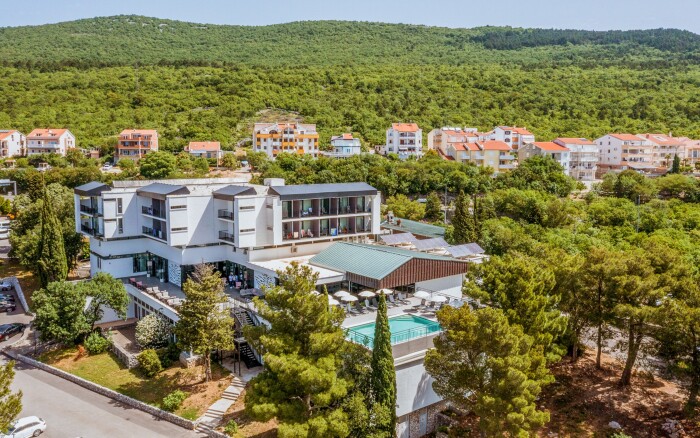 Crikvenica 500 m od morza i plaży w hotelu Ad Turres *** z 2 basenami, obiadokolacją i dzieci do lat 12 gratis