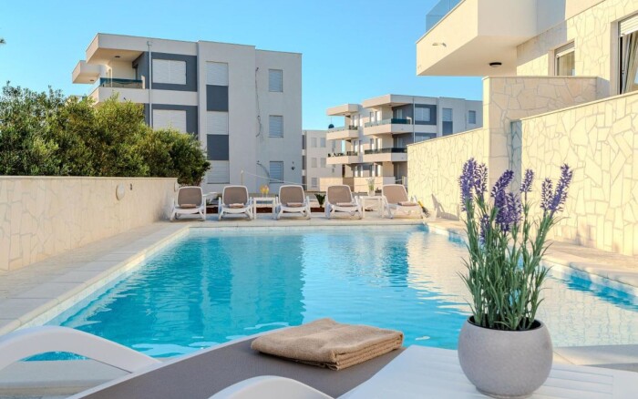 Wyspa Pag: Novalja zaledwie 500 m od plaży w apartamencie dla 4+2 osoby w Meridian Pool Residences **** 
