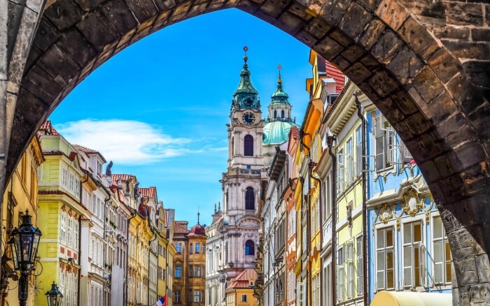 Praga przy parku przyrody w Hotelu Smaragd *** ze śniadaniem lub obiadokolacją i placem zabaw dla dzieci