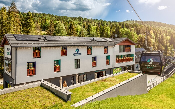 Spišská Magura i Tatry Bielskie w pobliżu szlaku w koronach drzew w apartamentach Bachledka + śniadanie
