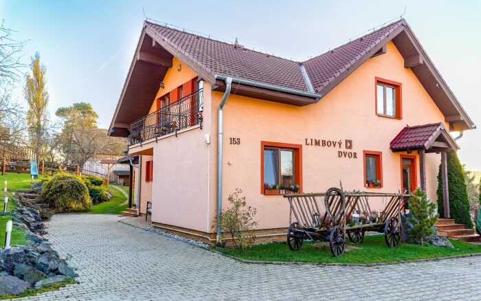 Tatry Wysokie: Pensjonat Limbový dwór ze śniadaniem, butelką wina i zniżką do term i Tricklandii + wino i kawa