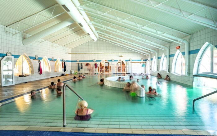 Wielki Meder tylko 1 km od Thermal Corvinus: Apartamenty Alice aż dla 6 osób, własna kuchnia + jacuzzi