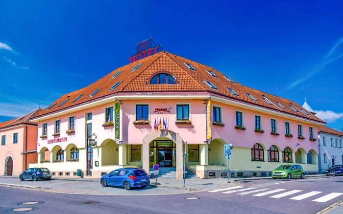 Znojmo w otoczeniu winnic: Rodzinny Hotel N *** z obiadokolacją, butelką wina i relaks w saunie