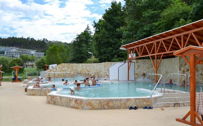 Egerszalók w Zöld Sziget ze śniadaniem, prywatnym wellness i całodziennym dostępem do łaźni termalnych