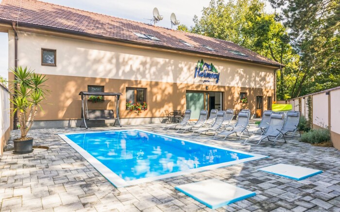Pobyt 300 m od zamku Lednice w Pensjonacie Harmony ze śniadaniem, odkrytym basenem i prywatnym wellness 