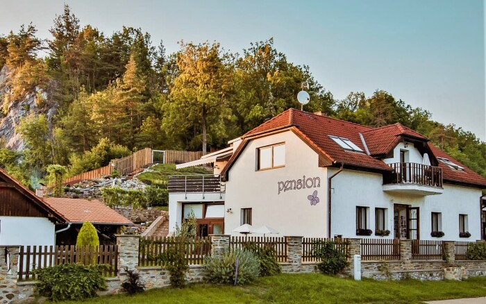 Czeski Krumlov tylko 400 m od centrum w Pensjonacie Fialka ze śniadaniem, relaksem w jacuzzi i placem zabaw