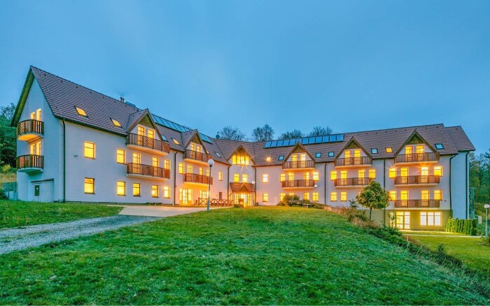 Rudawy: Pytloun Wellness Hotel Hasištejn **** z obiadokolacją ,centrum wellness i pokojem gier + bowling