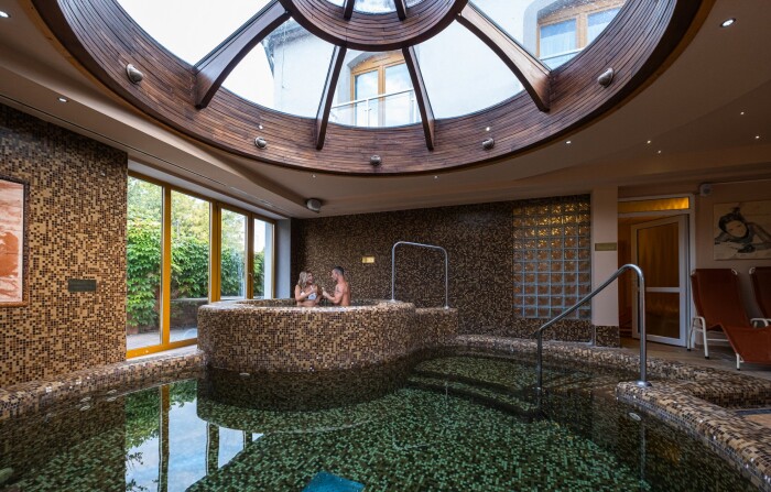 Balaton 300 m od jeziora: Wellness Hotel Laroba **** z obiadokolacją, kieliszkiem wina i basenem + sauny