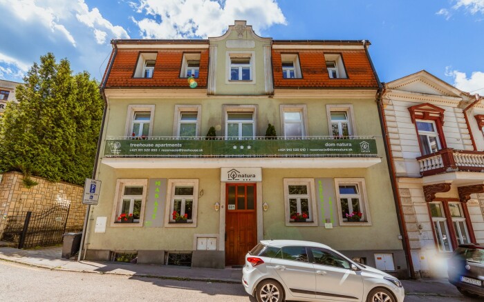 Trencianske Teplice: Treehouse Apartments w studio lub apartamencie + dostęp do wellness Wellmed z saunami