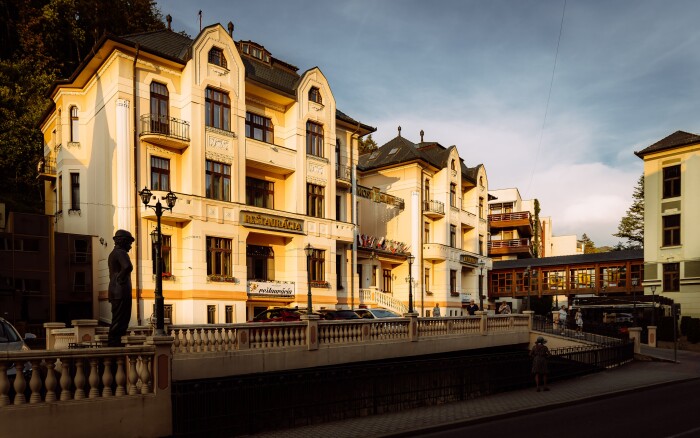 Trenčianske Teplice: Hotel Most Slávy *** z wellness bez limitu, basenem i obiadokolacją + 4 zabiegi