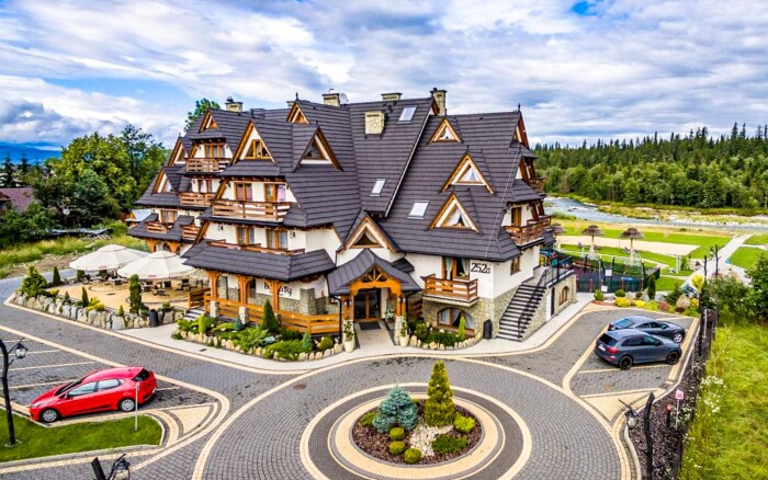Tatry: Białka Tatrzańska w Hotelu Burkaty *** ze śniadaniami lub obiadokolacją i wellness z saunami  