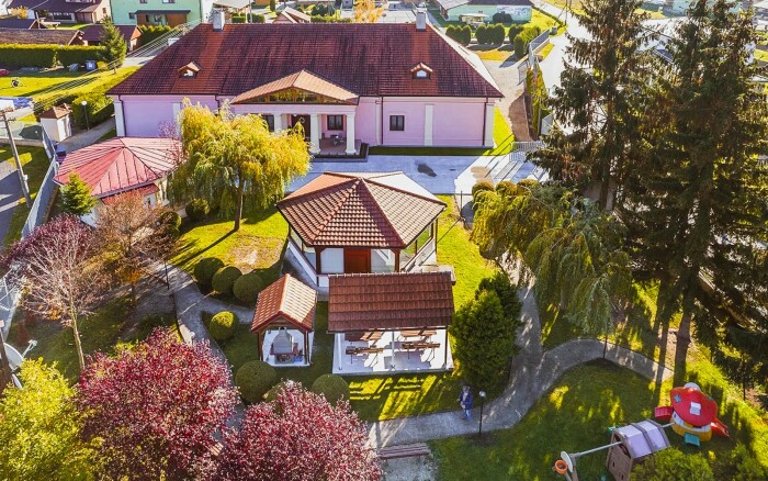Zamek w pobliżu Besenova i aquaparku Happy Village *** ze śniadaniem i sauną + wypożyczalnia rowerów 