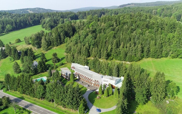 Jesioniki: Mala Morávka w Hotelu Neptun Mountain z obiadokolacją, odkrytym basenem i kominkiem/grillem 