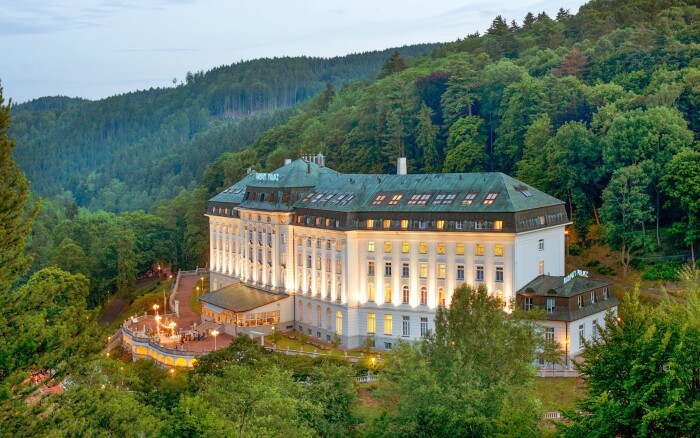 Radonove łaźnie Jáchymov: Hotel Radium Palace **** z obiadokolacją, centrum spa (baseny i sauny) + masaż