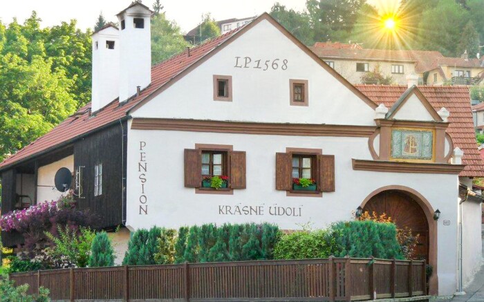 Český Krumlov: Pobyt w zabytkowym Pensjonacie Krásné Údolí ze śniadaniem + ogród z miejscami do wypoczynku