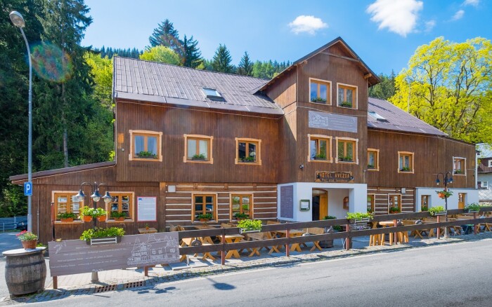 Pec pod Śnieżką w stylowym Hotelu Hvězda *** z półpensjonatem, drinkiem powitalnym i przechowalnią rowerów