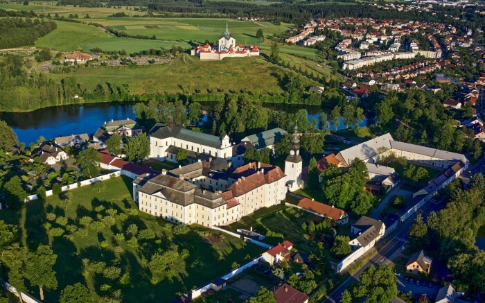 Magiczny pobyt w Zamku Žďár nad Sázavou, blisko Zielonej Góry (UNESCO) w nowoczesnych pokojach + śniadanie
