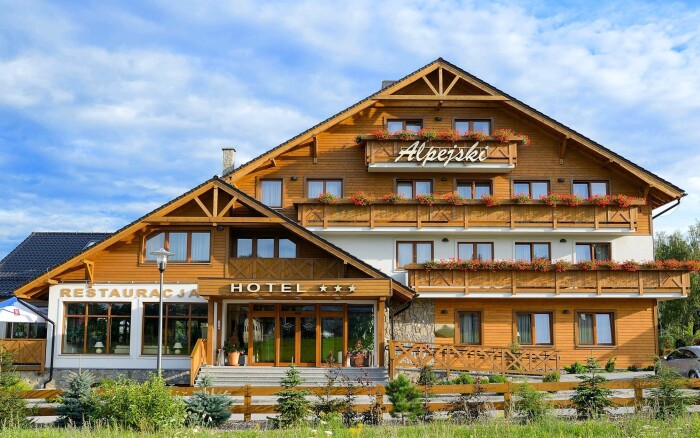 Polanica Zdrój: Hotel Alpejski *** ze śniadaniem lub obiadokolacją, basenem i sauną