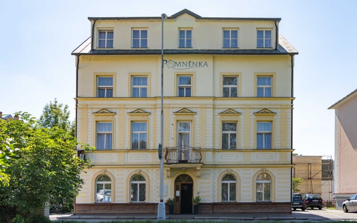 Luhačovice w pobliżu kolumnady i źródeł w Pensjonacie Pomněnka ze śniadaniem/obiadokolacją, winem i kawą