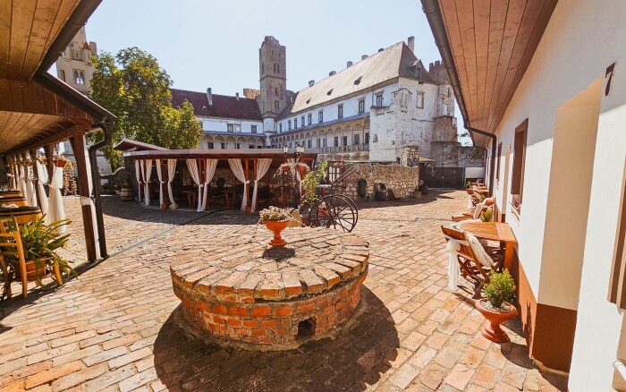 Břeclav blisko arealu Lednice-Valtice w zamkowym  Pensjonacie Rotunda ze śniadaniem + bezpłatny parking