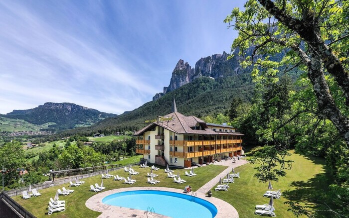 Północne Włochy: Dolomity w parku przyrody w 4* Parc Hotel Miramonti z obiadokolacją i wellness + plac zabaw 