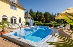 Basen z leżakami, Gosztola Gyöngye Hotel, Gosztola, Lenti, Węgry