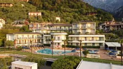 Hotel z basenem, Hotel Royal Village ****, Limone sul Garda (BS), Włochy