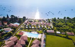 Ośrodek wypoczynkowy nad jeziorem, Onda Blu Resort ****, Manerba del Garda, Włochy