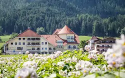 Hotel w przyrodzie, Montis - Active Nature Resort ****, Reischach, Włochy