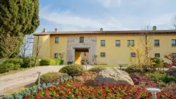 Ogród przed budynkiem, Relais Corte Cavalli ****, Ponti sul Mincio, Włochy