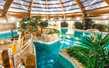 Luksusowe termalne spa tuż obok hotelu Gotthard Therme Hotel
