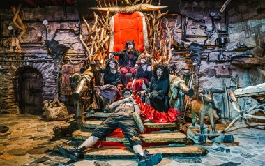 Hlinsko: Peklo Čertovina w Hotelu Kocourkov z obiadokolacją i wellness z 5 saunami + zniżka do Bajkowej Wioski