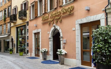 Kurort Riva del Garda nad jeziorem w eleganckim Hotelu Antico Borgo **** ze śniadaniem/obiadokolacją