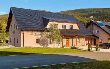 Urlop w sercu Jeseników: Ostrużna w Pensjonacie Parma ze śniadaniem lub obiadokolacja + wino 