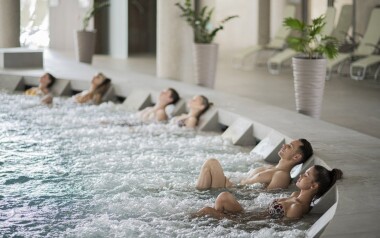 Miskolc, zaledwie 300 m od termalnych kąpielisk w Zenit Panzió, ze śniadaniem lub obiadokolacją i zniżkami 