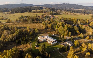 Pobyt blisko Lipna i granicy z Austrią: Resort Pasečná ze śniadaniem lub obiadokolacją + letni basen, sauna 