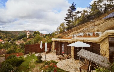 Węgry: pobyt w pokoju jaskiniowym w Sirocave Barlang Apartmanok ze śniadaniem lub obiadokolacją oraz wellness 