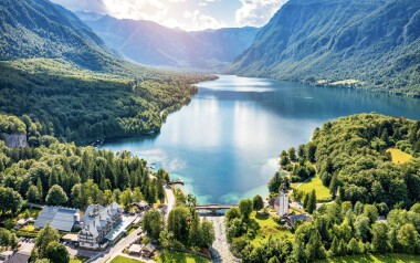 Słowenia, 100 m od Jeziora Bohinjskiego: Hotel Jezero **** ze śniadaniem/obiadokolacją i wstępem na basen oraz do sauny