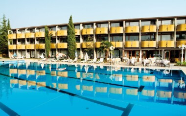 Kurort Garda nad jeziorem i blisko parków rozrywki: Kompleks Hotelowy Palme *** z obiadokolacją i basenem 