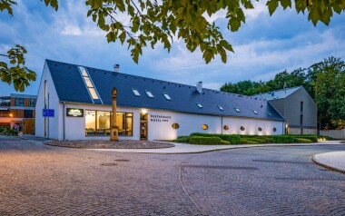 Czechy Środkowe blisko Karlštejna i Pragi w Hotelu Ogród Dworski **** z wellness i śniadaniem