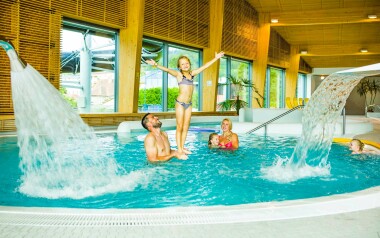 Šumava w otoczeniu zamków w Apartamencie Pensjonatu Nemílek z basenem, wypożyczalnia hulajnóg i plac zabaw 