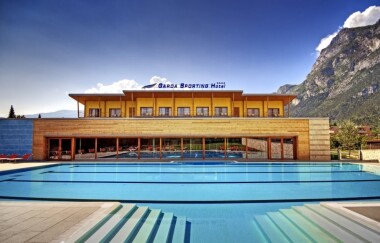 Riva del Garda w hotelu Garda Sporting Club **** ze śniadaniem, wellness, basenami i rejs z Limone do Malcesin