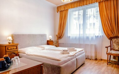 Karlowe Wary w pobliżu Sadowej Kolumnady i zabytków w stylowym Hotelu Praga ze śniadaniem w formie bufetu