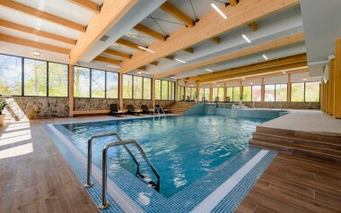 Beskidy: Country Club Żywiec ze śniadaniem + wellness (basen, jacuzzi, sauna na podczerwień) i siłownia