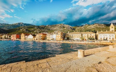 Chorwacja: Karlobag 100 m od plaży w Apartamentach Zuanović dla 4-6 osób z klimatyzacją, kuchnią i tarasem