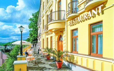 Centrum Karlowych Warów: 4* Hotel Jean de Carro ze śniadaniami lub obiadokolacją i ofertą wellnes