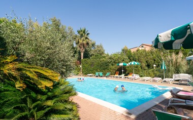 Riwiera Liguryjska 1 km od morza: loano w klimatyzowanym apartamencie w Villa Paola + odkryty basen 