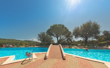 Riwiera Liguryjska 2 km od plaży i blisko zabytków: Wakacje w Villaggio Colombo z odkrytym basenem 
