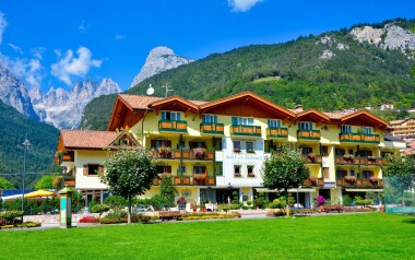 Jezioro Molveno i włoskie góry: 4* Alle Dolomiti Boutique Lake Hotel z obiadokolacją plus, basenem i wellness